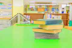 书堆论文学校图书馆表格绿色模糊的书架背景教育学习概念复制空间添加文本