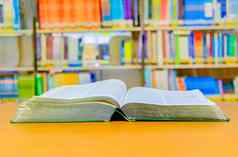 书开放学校图书馆木表格模糊的书架背景教育学习概念复制空间添加文本