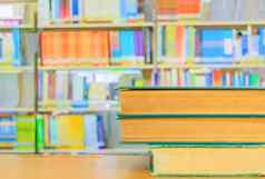 书红色的绿色堆室内图书馆学校木表格模糊的书架背景教育学习概念复制空间添加文本