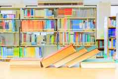 书红色的绿色堆论文学校图书馆木表格模糊的书架背景教育学习概念复制空间添加文本