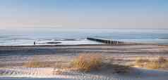 孤独的数字漫步海滩北海荷兰省泽兰蓝色的天空春天