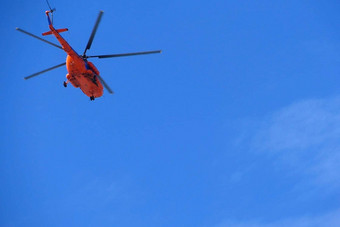 红色的<strong>直升机</strong>苍蝇高蓝色的天空航空