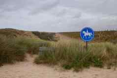 蓝色的路标志骑手海滩推杆荷兰