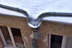 片段白雪覆盖的屋顶房子排水冻水