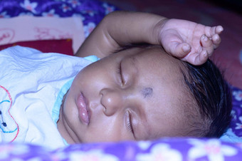 关闭脸可爱的睡觉新生儿婴儿特写镜头肖像甜蜜的出生婴儿男孩捕获困了情绪昏昏欲睡眼睛手头前面视图孩子护理孩子背景图像