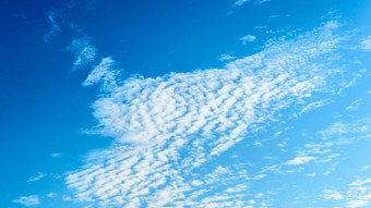 多云的<strong>天空背景</strong>蓝色的<strong>天空</strong>云<strong>背景</strong>审美蓝色的<strong>天空</strong>壁纸美丽的Cloudscape摄影夏天宁静主题复制空间房间文本中间图像