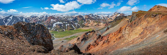 全景令人惊异的冰岛景<strong>观色</strong>彩斑斓的彩虹火山兰德曼纳劳卡山火山陨石坑著名的洛加徒步旅行小道罕见的蓝<strong>色</strong>的天空红<strong>色</strong>的火山土壤冰岛