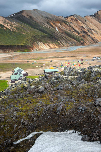 超现实主义的魔法冰岛景观色彩斑斓的彩虹火山兰德曼纳劳卡山最大的野营网站游客徒步旅行者冰岛夏天