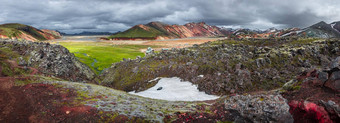 全景超现实主义的魔法冰岛景观色彩斑斓的彩虹火山兰德曼纳劳卡山最大的野营网站游客徒步旅行者冰岛夏天