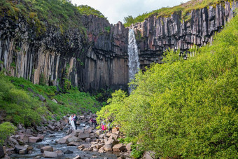 旅游婚礼仪式黑色瀑布瀑布黑色的玄武岩列南冰岛夏天时间