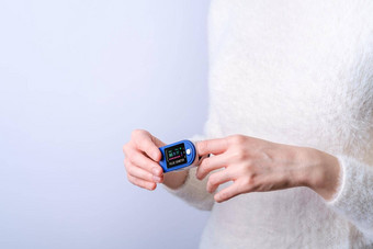 人脉冲血氧计设备手指医疗保健监控概念