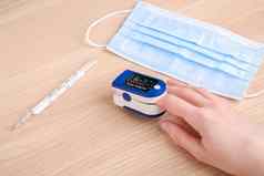 人脉冲血氧计设备温度计医疗面具医疗保健监控概念