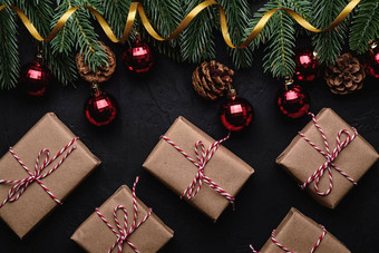 圣诞节假期作文礼物盒子金丝带红色的点缀小玩意装饰