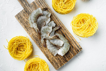 传统的意大利菜意大利面香蒜沙司ricotta帕尔玛烤海鲜成分白色石头表面前视图平躺