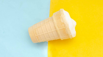 华夫格杯奶油冰奶油柔和的蓝色的黄色的背景