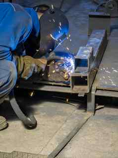 焊接工作设备钢金属铁火花制造业重行业工厂室内