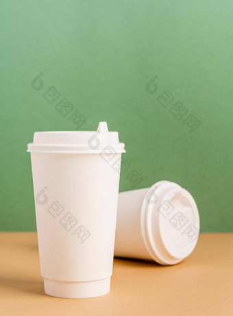 白色大外卖纸咖啡杯模拟绿色棕色（的）背景