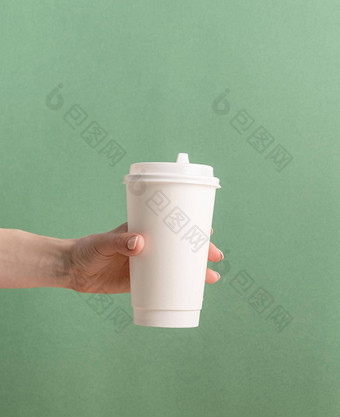 白色大外卖纸咖啡杯模拟绿色背景