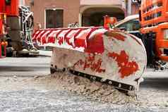 雪删除街道痛苦的欧洲城市