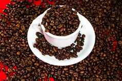 咖啡杯烤豆子红色的咖啡豆子背景关闭前视图咖啡概念