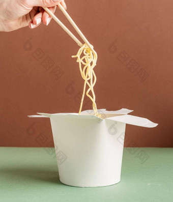 打开锅纸盒子模拟设计女人手持有面条筷子