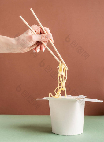 打开锅纸盒子模拟设计女人手持有面条筷子