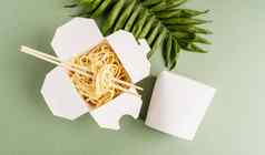 打开锅纸盒子面条筷子模拟设计前视图平躺绿色背景
