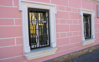 一边视图粉红色的外观白色窗户酒吧