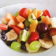 新鲜的水果沙拉健康的营养自然饮食概念混合有机水果碗