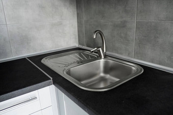 不锈钢钢厨房水槽黑暗灰色花岗岩工作台厨房水槽水利用厨房
