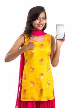 年轻的美丽的女人持有显示空白屏幕智能手机移动平板电脑电话白色背景