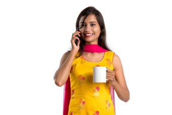 漂亮的年轻的女孩调用智能手机设备喝美味的咖啡<strong>茶饮</strong>料