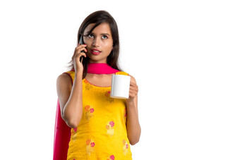 漂亮的年轻的女孩调用智能手机设备喝美味的咖啡茶饮料
