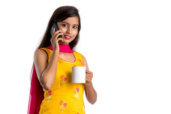 漂亮的年轻的女孩调用智能手机设备喝美味的咖啡<strong>茶饮料</strong>
