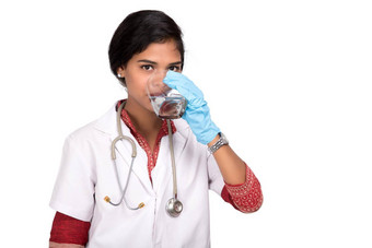 健康的吃生活方式概念年轻的女医生喝玻璃新鲜的水