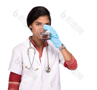 健康的吃生活方式概念年轻的女<strong>医生</strong>喝玻璃新鲜的水