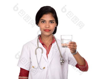 健康的吃生活方式概念微笑女医生持有玻璃清晰的新鲜的水