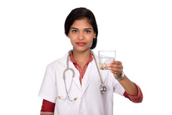 健康的吃生活方式概念微笑女<strong>医生</strong>持有玻璃清晰的新鲜的水