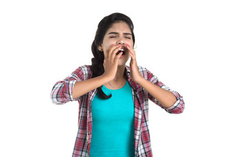 年轻的生病的女人吹鼻子过敏鼻炎发热年轻的女人冷
