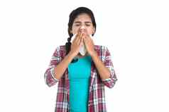 年轻的生病的女人吹鼻子过敏鼻炎发热年轻的女人冷
