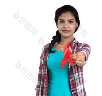 年轻的女人显示红色的丝带<strong>艾滋病</strong>毒<strong>艾滋病</strong>意识丝带医疗保健医学概念