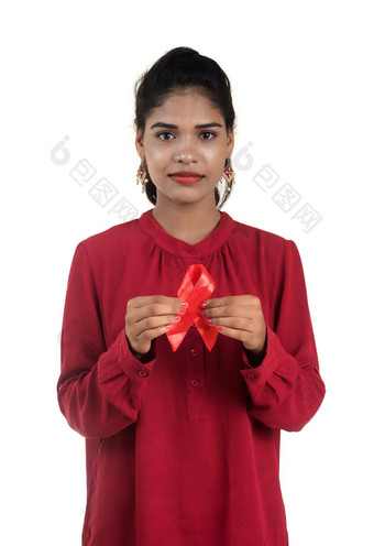 年轻的女人显示红色的丝带<strong>艾滋病</strong>毒<strong>艾滋病</strong>意识丝带医疗保健医学概念