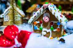 色彩斑斓的姜饼房子孤立的模糊背景圣诞节装饰