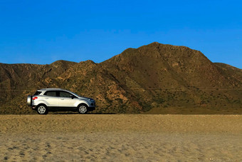 运动型多功能车车停多山的景观沙漠