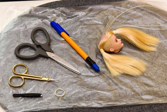 剪刀自制的工具表格使头发娃娃爱好概念