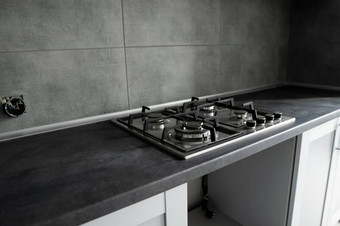 不锈钢灰色金属厨房气体炉子安装厨房黑暗灰色表格前