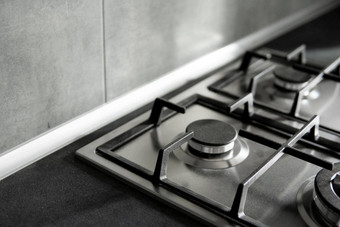 不锈钢灰色金属厨房气体炉子安装厨房黑暗灰色表格前