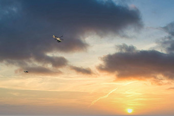 <strong>直升机</strong>翱翔背景晚上多云的天空