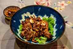 炸鸡光蓝色的菜深炸葱甜蜜的酱汁炸鸡著名的食物hat-yai宋卡泰国