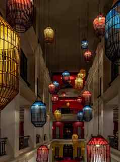 传统的中国人竹子挂灯笼手工制作的鸟笼光灯泡